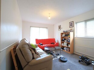 Flat to rent in Larkham Close, Feltham TW13