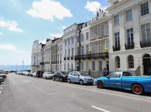 Flat to rent in Portland Place, Brighton BN2