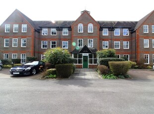 Flat to rent in West Court, Reading RG4