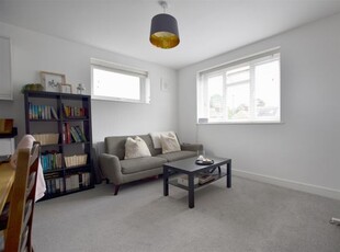 Flat to rent in West Road, Reigate RH2