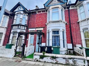 Flat to rent in Winter Road, Southsea PO4