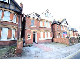 Flat to rent in York Road, Guildford GU1
