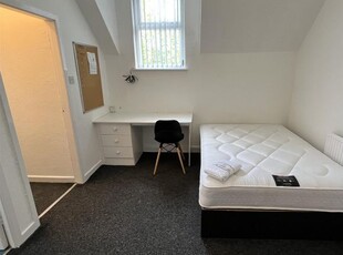 Studio to rent in Eccles Old Road, Salford M6