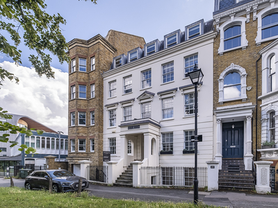 3 bedroom property for sale in Clapham Common South Side, LONDON, SW4