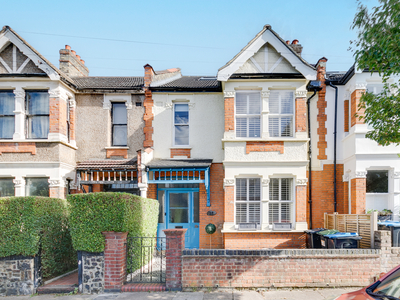 5 bedroom property for sale in Highworth Road, London, N11