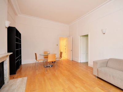 Flat in St Georges Square, Westminster, SW1V