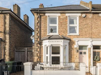 Semi-detached House to rent - Harcourt Road, London, SE4
