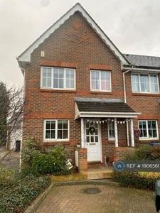 3 Bedroom Semi-detached House For Rent In Addlestone