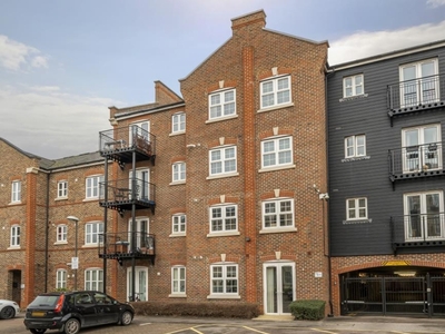 2 Bed Flat/Apartment For Sale in Aylesbury, Buckinghamshire, HP21 - 4845692
