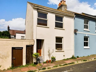 2 Bedroom End Of Terrace House For Sale In Brighton