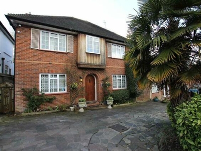 3 Bedroom Detached House For Sale In Oakleigh Park, London