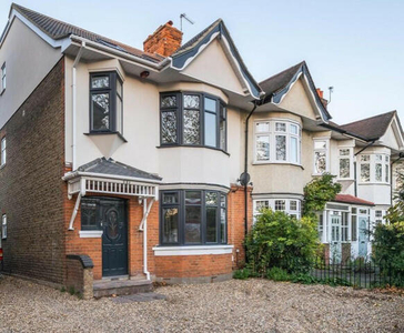 5 Bedroom Semi-detached House For Sale In Brentford