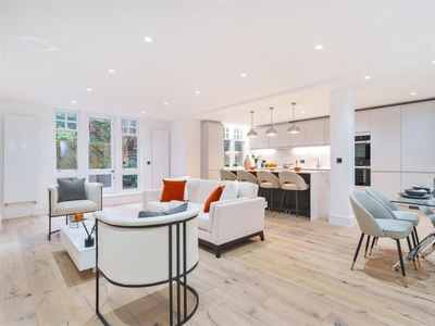 Flat for sale in Garden Apartment, Frognal Rise, Hampstead Village NW3