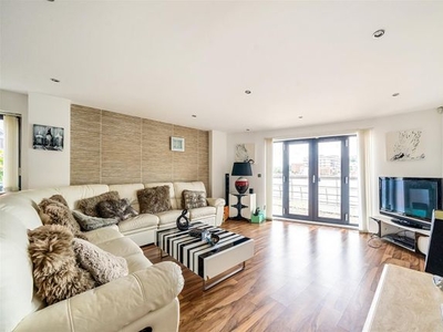Flat for sale in South Quay, Kings Road, Marina, Swansea SA1