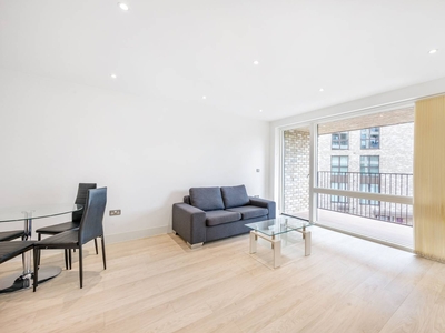 Flat in Lakeside Drive, Park Royal, NW10