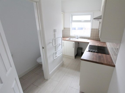 Flat to rent in Castle Street, Hinckley, Leicestershire LE10