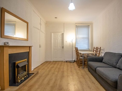 Flat to rent in Helmsley Road, Newcastle Upon Tyne, Tyne And Wear NE2