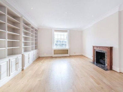 Flat to rent in Wellington Road, St Johns Wood, London NW8