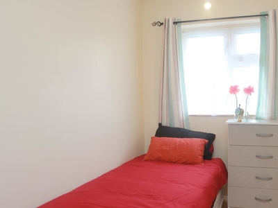 Room to rent in 4-bedroom flat in Canning Town, London