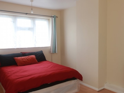 Room to rent in 4-bedroom flat in Canning Town, London