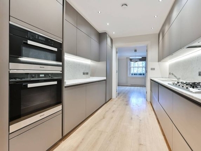 Terraced house to rent in Brompton Square, Knightsbridge, London SW3