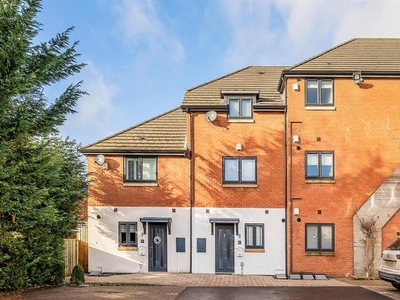 Town house for sale in Trinity Way, Shirley, Solihull B90