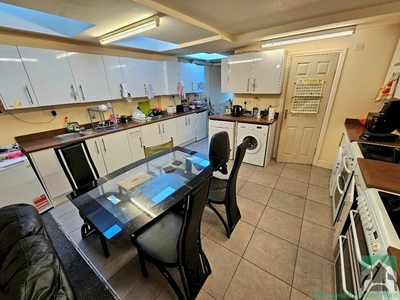 8 Bedroom Terraced House To Rent