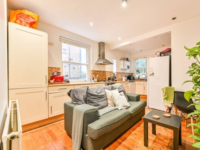 Flat in Kings Avenue, Clapham, SW4