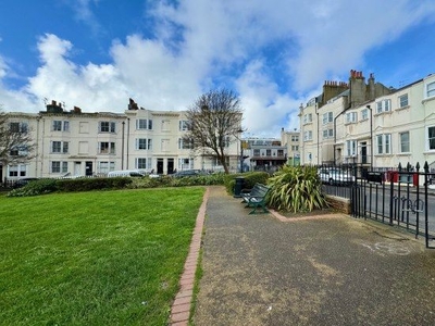 Flat to rent in Clarence Square, Brighton BN1