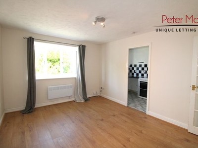 Flat to rent in Explorer Drive, Watford WD18