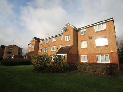 Flat to rent in Latimer Drive, Hornchurch, Essex RM12