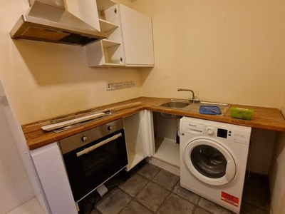 Flat to rent in Lower Addiscombe Road, Croydon CR0