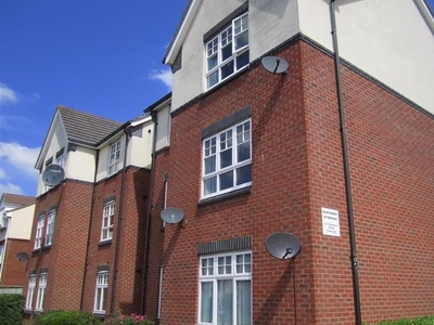 Flat to rent in Malmesbury Park Road, Bournemouth BH8