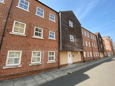Flat to rent in Pine Street, Fairford Leys, Aylesbury HP19