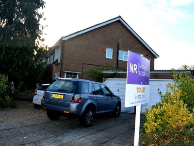 Flat to rent in Rosebank, Epsom, Surrey KT18