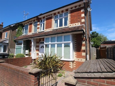 Flat to rent in Royal George Road, Burgess Hill, West Sussex RH15