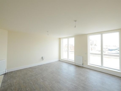 Flat to rent in South Street, Romford RM1
