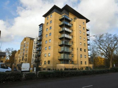 Flat to rent in Victoria Way, Horsell, Woking GU21