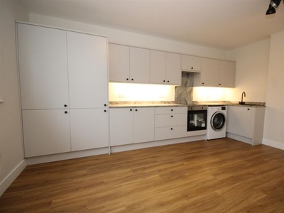 Flat to rent in Worplesdon Road, Guildford GU2