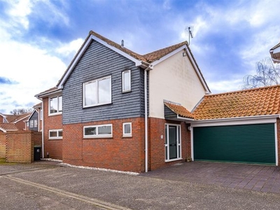 Link-detached house for sale in Thrifts Mead, Theydon Bois, Epping CM16