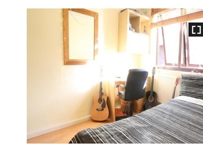 Room for rent in 4-Bedroom Apartment in Bow