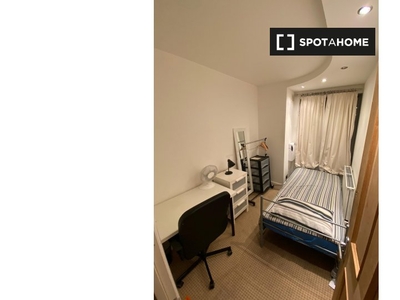 Rooms to rent in 4-bedroom flat in Royal Docks, London