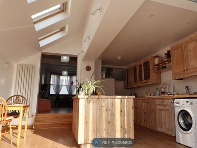 Terraced house to rent in Brighton, Brighton BN2