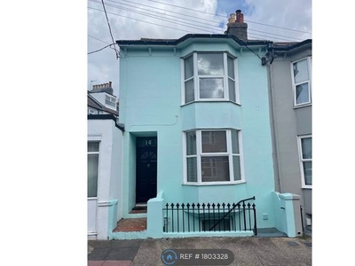Terraced house to rent in Edinburgh Road, Brighton BN2