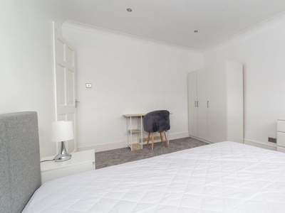 Tidy room to rent in 4-bedroom flat, Tooting, London