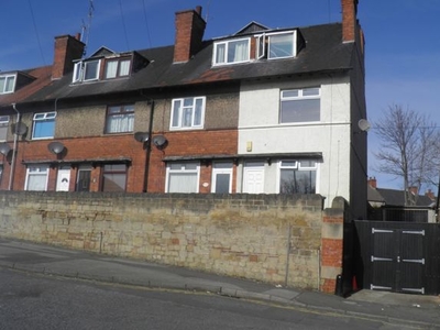 Town house to rent in Bancroft Lane, Mansfield NG18