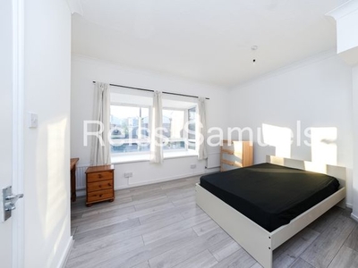 Town house to rent in Barnfield Place, Canary Wharf, Isle Of Dogs, London E14