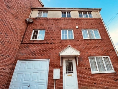 Town house to rent in Brecknock Road, West Bromwich B71