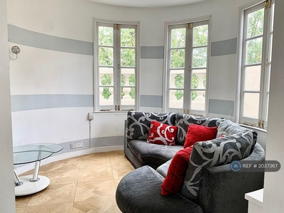 1 bedroom flat for rent in Royal Crescent, London, W11