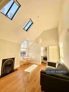 1 bedroom penthouse for rent in Greencroft Gardens, London, NW6
